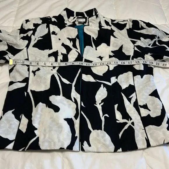 Beautiful Chico Jacket with textured print and 3/4 sleeves. - Picture 3 of 8